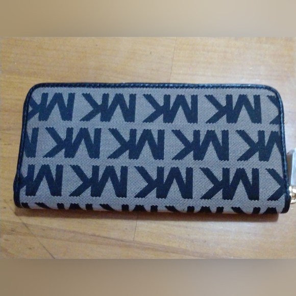 ***SOLD***Michael Kors Tote Handbag & Wallet - Picture 7 of 8